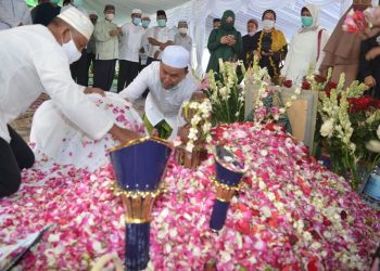 Suasana Haru Warnai H Sugianto Sabran Antar Ayahanda ke Tempat Peristirahatan Terakhir