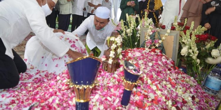 Suasana Haru Warnai H Sugianto Sabran Antar Ayahanda ke Tempat Peristirahatan Terakhir