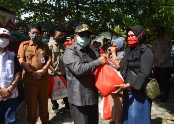 Plt. Gubernur Kalteng Salurkan Bansos Paket Sembako Bagi Masyarakat Terdampak Covid-19 di Kabupaten Kotim