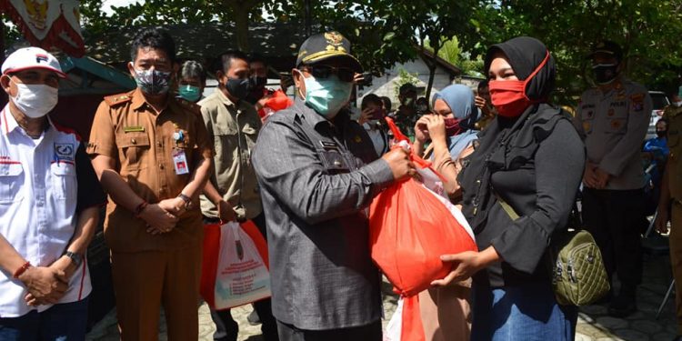 Plt. Gubernur Kalteng Salurkan Bansos Paket Sembako Bagi Masyarakat Terdampak Covid-19 di Kabupaten Kotim