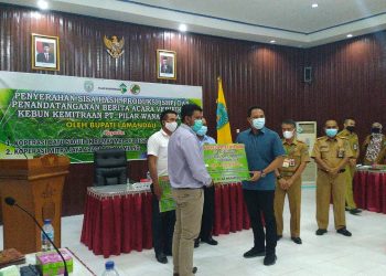 Bupati Lamandau Serahkan SHP PBS Dua Koperasi