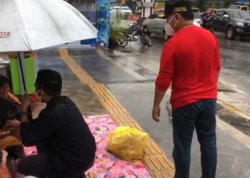 Pantau Kondisi Sejumlah Wilayah, Gubernur Sugianto Berbagi Rejeki Berkah untuk Nenek Risma
