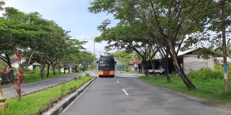 Sat Sabhara Polres Seruyan Rutin Semprot Disinfektan Cegah Covid-19