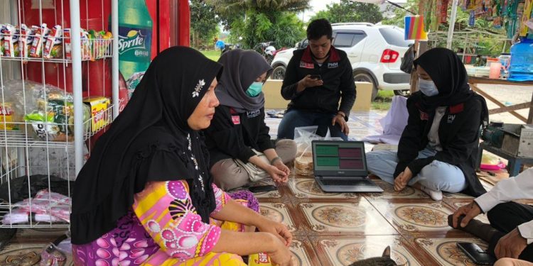 Mahasiswa UMM Sharing Digital Marketing Kepada Pelaku UMKM di Bagendang