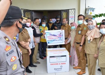 Anggota Polres Barsel Kawal Ketat Kedatangan Vaksin Covid-19
