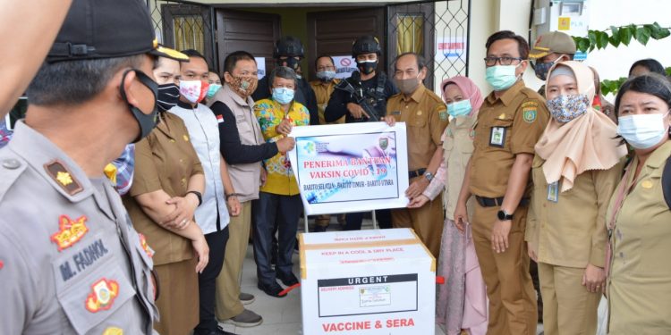 Anggota Polres Barsel Kawal Ketat Kedatangan Vaksin Covid-19