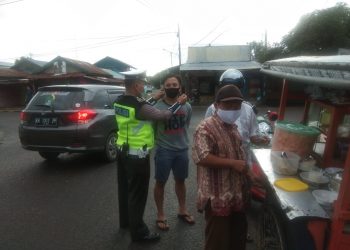 Satlantas Polres Seruyan Himbau Masyarakat Pasang Stiker “Ayo Pakai Masker”
