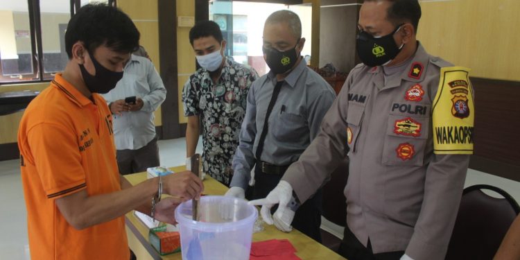 Polres Seruyan Musnahkan Sembilan Bungkus Sabu Dari Tangan R