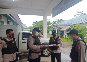 Personel Polres Seruyan  Jaga Tempat Penyimpanan Vaksin  