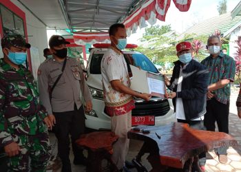 Polsek Danau Sembuluh Amankan Jalannya Bantuan Ambulans dari Bupati Seruyan
