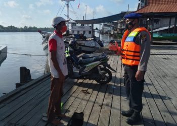 Sambang Masyarakat Pesisir DAS Seruyan Satpolairud Ingatkan Warga Cegah Covid-19