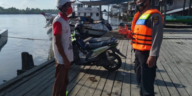 Sambang Masyarakat Pesisir DAS Seruyan Satpolairud Ingatkan Warga Cegah Covid-19
