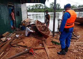Patroli Dialogis Satpolairud Polres Seruyan Langkah Interaksi Polisi-Nelayan