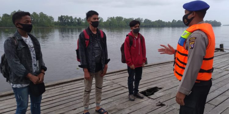 Satpolairud Polres Seruyan Selalu Ingatkan Warga Pesisir Taati Protokol Kesehatan