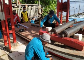 Lestarikan Cagar Budaya, Polsek Danau Sembuluh Rawat Meriam Pengantin Bersama Warga