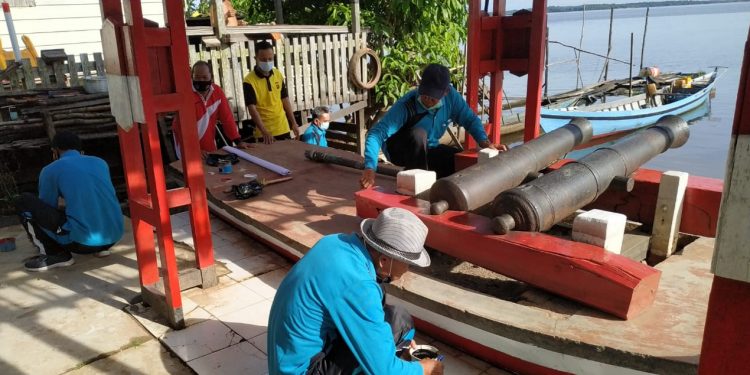 Lestarikan Cagar Budaya, Polsek Danau Sembuluh Rawat Meriam Pengantin Bersama Warga