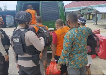 Polisi Kawal 11 Orang Tahanan dari Rutan Polres Seruyan ke Lapas IIB Sampit
