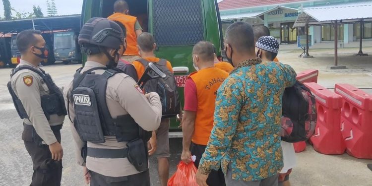 Polisi Kawal 11 Orang Tahanan dari Rutan Polres Seruyan ke Lapas IIB Sampit