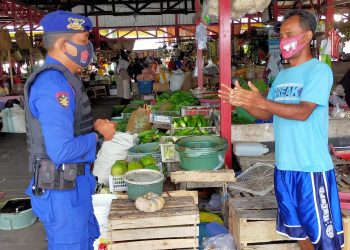 Sambangi Pasar Saik, Satpolairud Polres Seruyan Mengajak Masyarakat Mentaati Prokes