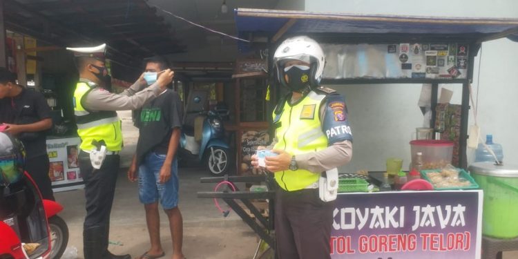 Satlantas Polresta Sosialisasikan Prokes dan Bagikan Masker