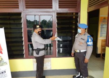 Cegah Covid-19, Polsek Pulau Petak Rutin Semprotkan Disinfektan