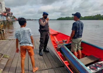 Sambang Masyarakat Pesisir DAS Seruyan Satpolairud Ingatkan Warga Cegah Covid-19