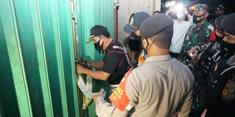 Tak Bayar Denda, Satgas Covid-19 Kota Palangka Raya Segel Karaoke Plat D