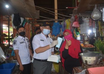 Sekda Bersama Kapolda dan Danrem Bagikan Masker ke Masyarakat