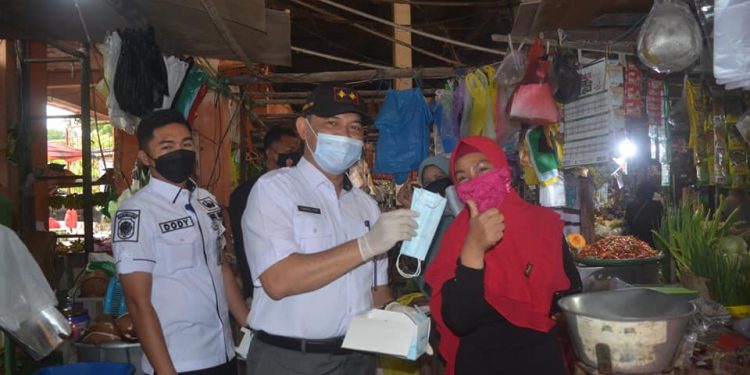 Sekda Bersama Kapolda dan Danrem Bagikan Masker ke Masyarakat