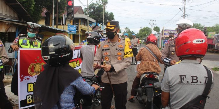 Kembali, Kapolres Seruyan Pimpin Pembagian Masker Bersama TNI