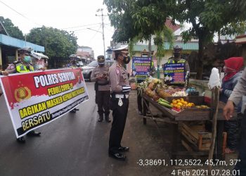 Satlantas Polres Seruyan Sosialisasikan Prokes Covid-19 dan Bagikan Masker