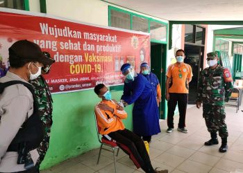 Polsek Danau Sembuluh Lakukan Pengawalan Vaksinasi Tenaga Kesehatan di UPTD Puskesmas Terawan