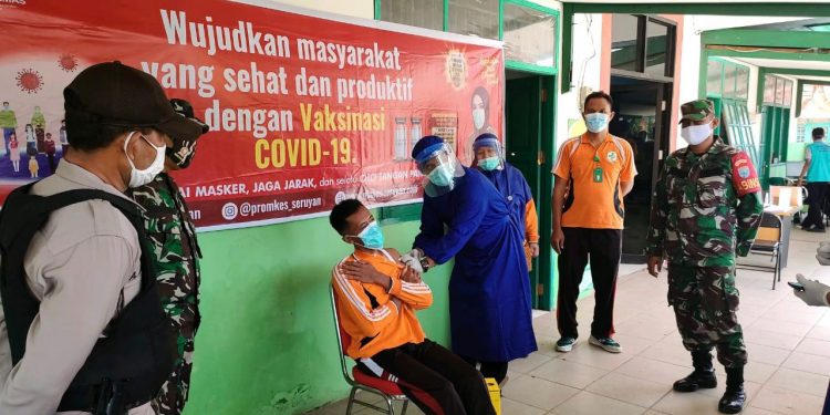 Polsek Danau Sembuluh Lakukan Pengawalan Vaksinasi Tenaga Kesehatan di UPTD Puskesmas Terawan