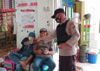 Personel Polres Seruyan Bagikan Masker dan Sosialisasikan Protokol Kesehatan Kepada Masyarakat