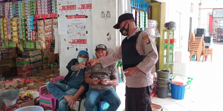 Personel Polres Seruyan Bagikan Masker dan Sosialisasikan Protokol Kesehatan Kepada Masyarakat