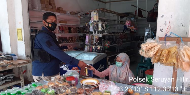Cegah Covid-19 Polsek Seruyan Hilir Bagi Masker
