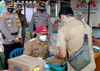 Kapolres Bersama Bupati Seruyan Bagikan Bansos dan Alat Penunjang Posko PPKM