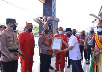 Kapolda Terima Gelar Adat Temanggung Pagun Penjaga Bulau Hambaruan Pandehen Penyang Hinje Simpei