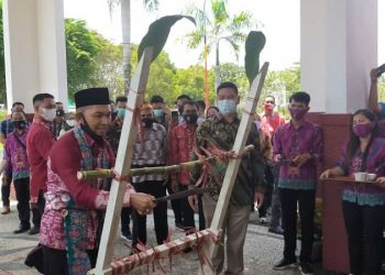 Wabup Hulu Sungai Tengah (HST) Beri Penghargaan Pemkab Mura