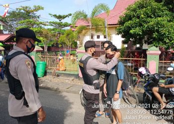 Personel Polres Seruyan Tekan Penularan Covid-19 dengan Bagikan Masker dan Sosialisasikan Prokes 
