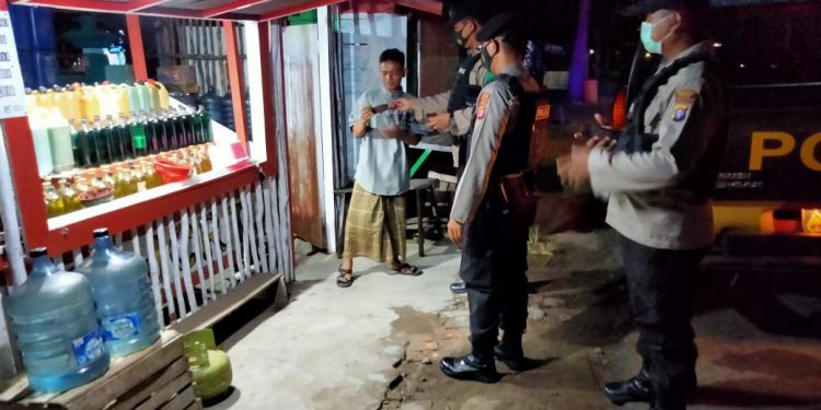 Kosisten, Personel Polres Seruyan Tekan Penularan Covid-19 Dengan Bagikan Masker dan Sosialisasi Prokes 