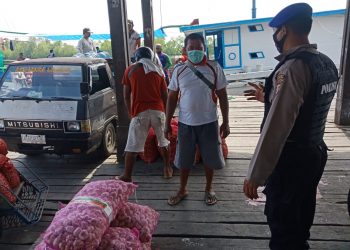 Personel Polair Polres Seruyan Sampaikan Sosialisasi Prokes Kepada Warga Pesisir