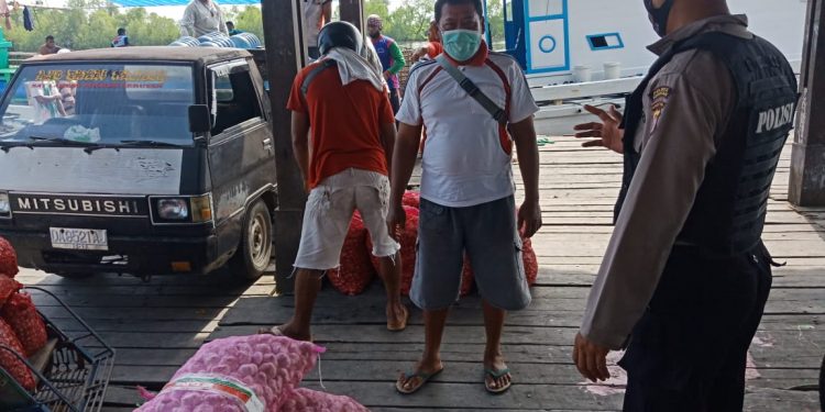 Personel Polair Polres Seruyan Sampaikan Sosialisasi Prokes Kepada Warga Pesisir