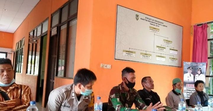 Personel Polsek Seruyan Tengah Sosialisasi Cegah Pungutan Liar