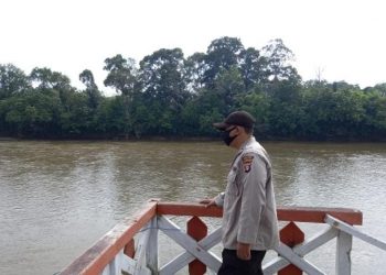 Polsek Seruyan Tengah Cek Debet Air di Sungai Seruyan Kelurahan Rantau Pulut