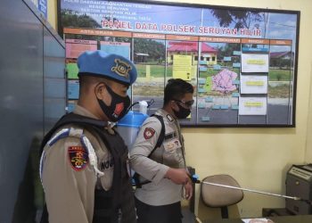 Polsek Seruyan Hilir Lakukan Penyemprotan Disentfektan di Lingkungan Mako