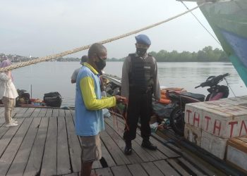 Sambang Masyarakat Pesisir DAS Seruyan Satpolairud Ingatkan Warga Cegah Virus Corona