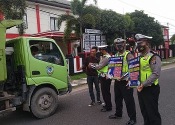 Satlantas Polres Seruyan Sosialisasikan ProKes Covid-19 dan Bagikan Masker
