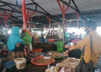 Satreskrim Polres Seruyan Cek Stok Bahan Pangan di Pasar Saik Kuala Pembuang