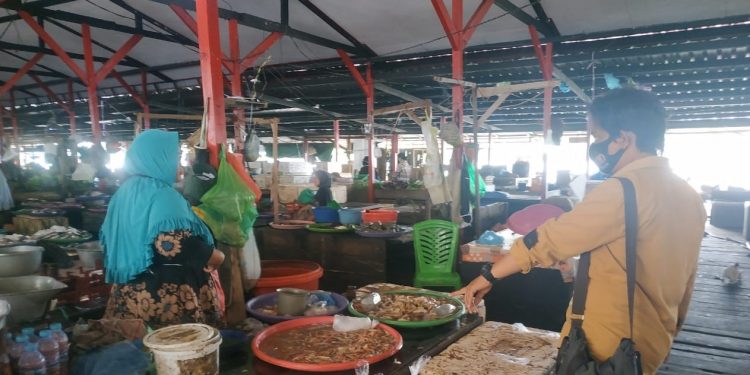 Satreskrim Polres Seruyan Cek Stok Bahan Pangan di Pasar Saik Kuala Pembuang